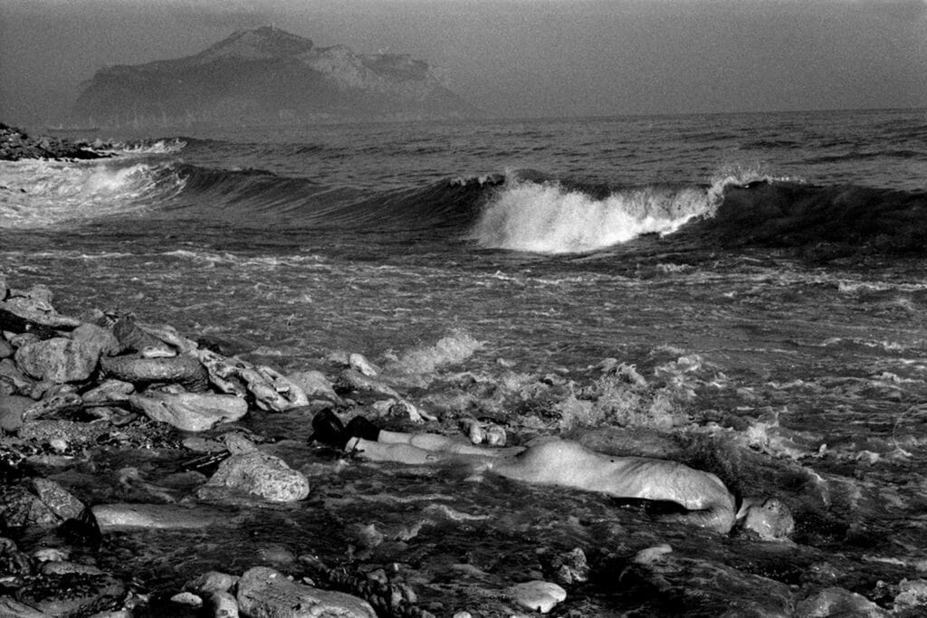 October 23, 1985. Salvatore Marino, found dead on a beach in the St. Erasmo district, where members of Palermo’s mobile squad had abandoned him after a whole night of savage torture. © Fabio Sgroi