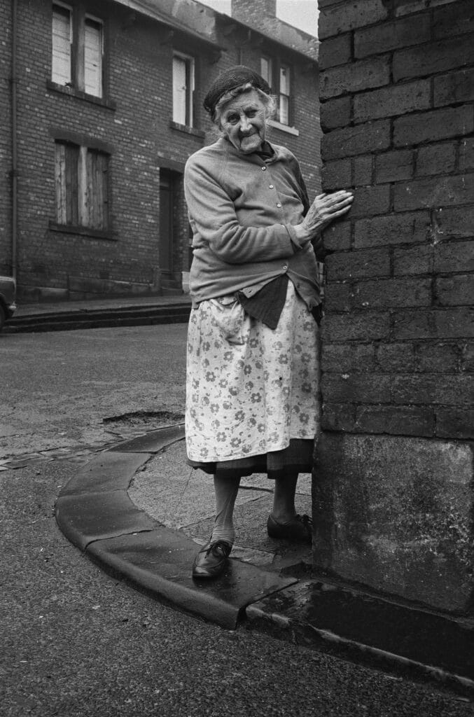 Mrs Potter in Mason Street, 1975. © Sirkka-Lissa Konttinen
