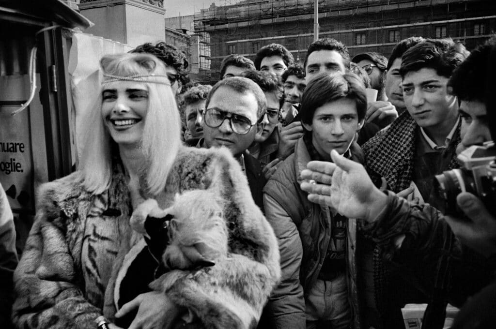 24 décembre 1987. Piazza Politeama, Ilona Staller présente sa candidature pour le Parti radical. © Fabio Sgroi