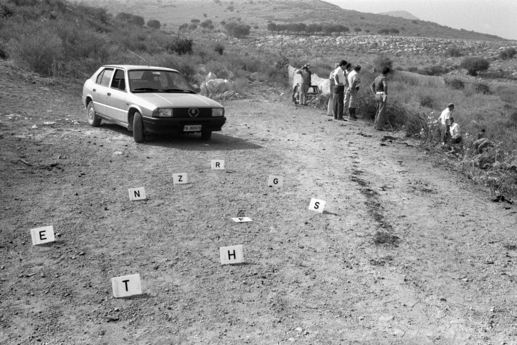 September 23, 1987. Discovery of the charred corpse of Vincenzo Catanese aka “Enzo the Chinaman,” a small-time drug dealer, in the mountains above the Cruillas neighborhood. © Fabio Sgroi