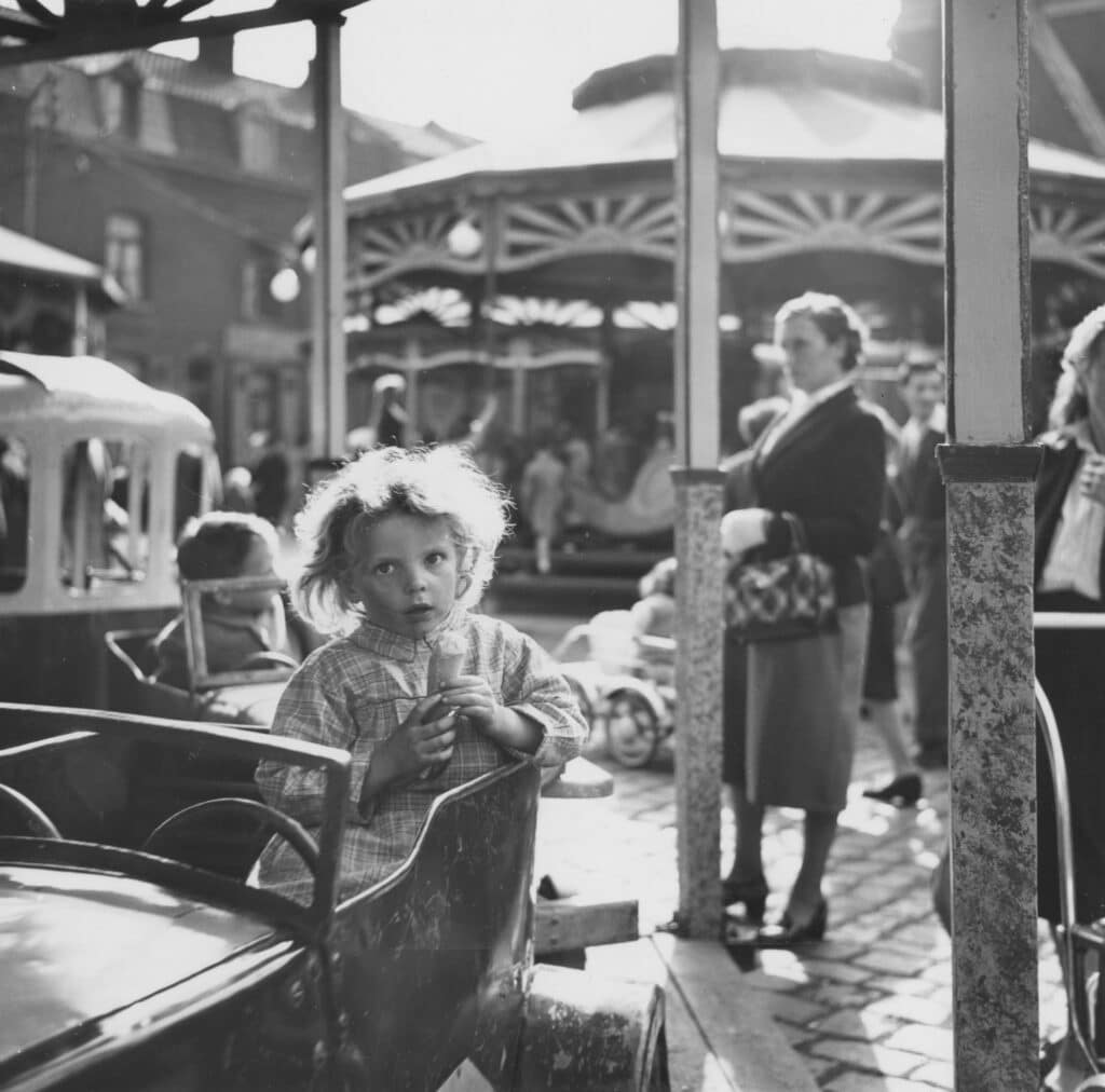 Le manège, Marcq-en-Baroeul (Nord), France, 1954. Silver print circa 1954. Signed, titled and dated by the artist in pencil on the back with stamps 'Photo J. Ph. Charbonnier "Réalités", 13 rue Saint-Georges, Paris 9e' and 'Photo Jean-Ph Charbonnier 27 rue Hamein Paris 6e'. 19,7 x 20 cm. © Jean-Philippe Charbonnier / Courtesy of La Galerie Rouge