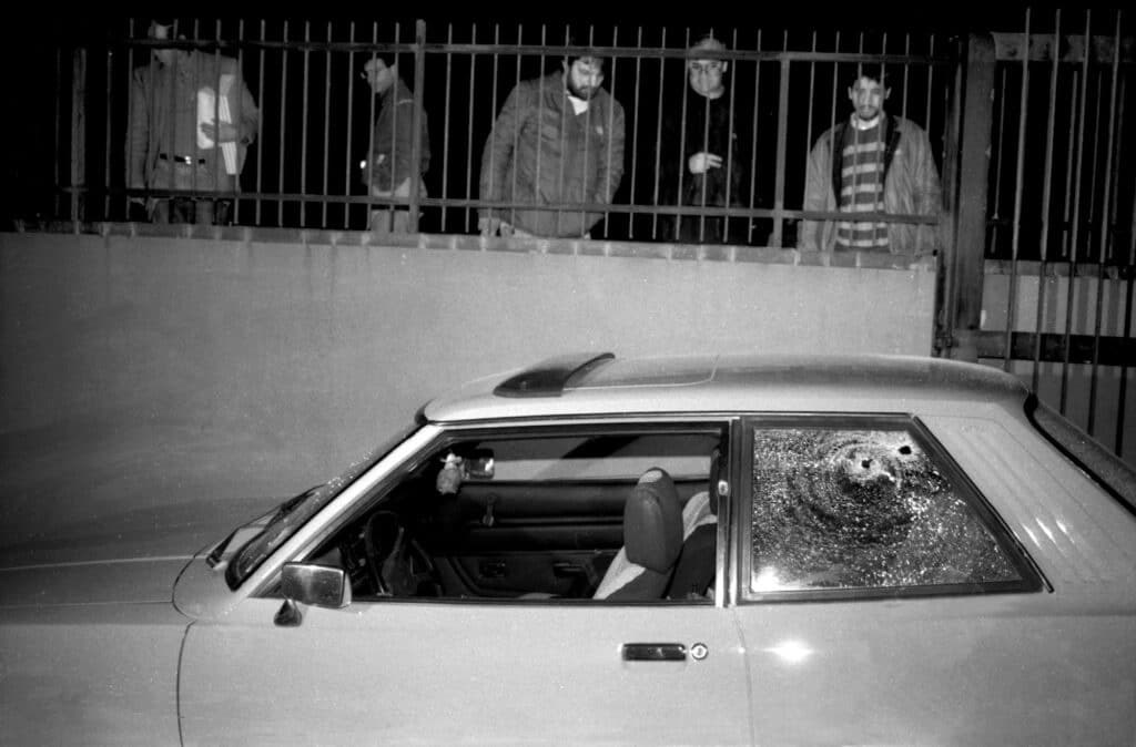 2 février 1988. Via Titina De Filippo, assassinat de Giovanni Fici, rue secondaire du Corso Calatafimi. Fici était un "picciotto" (petit poisson de la mafia) de la banlieue de Palerme, Ciaculli, et a longtemps été le garde du corps de Pino Greco, le tueur le plus dangereux de Cosa Nostra. © Fabio Sgroi