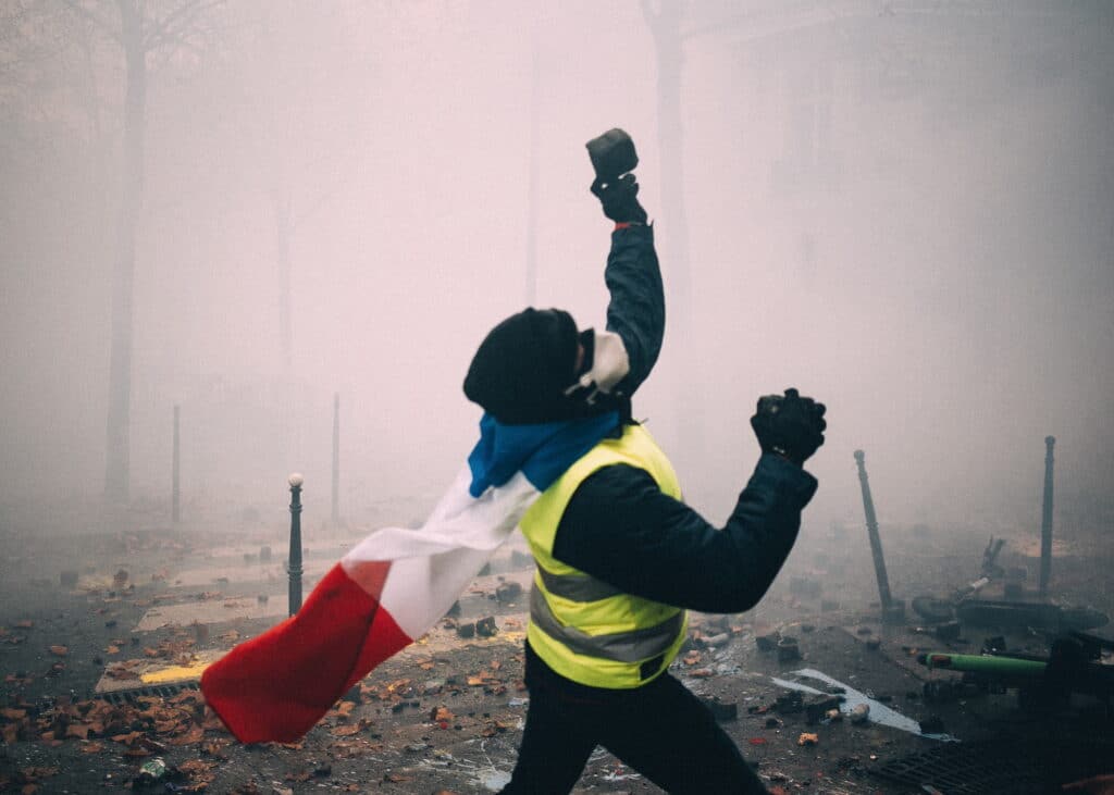 Boby. Acte III du mouvement des gilets jaunes, Avenue Friedland, Paris, le 1er décembre 2018. Avec l’aimable autorisation du photographe.