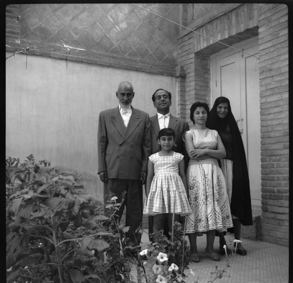 Sogol et Joubeen Studio. Un portrait de famille, photographie argentique, série Entre nos murs, Téhéran, Iran, 1956. Avec l’aimable autorisation des commissaires d’exposition.