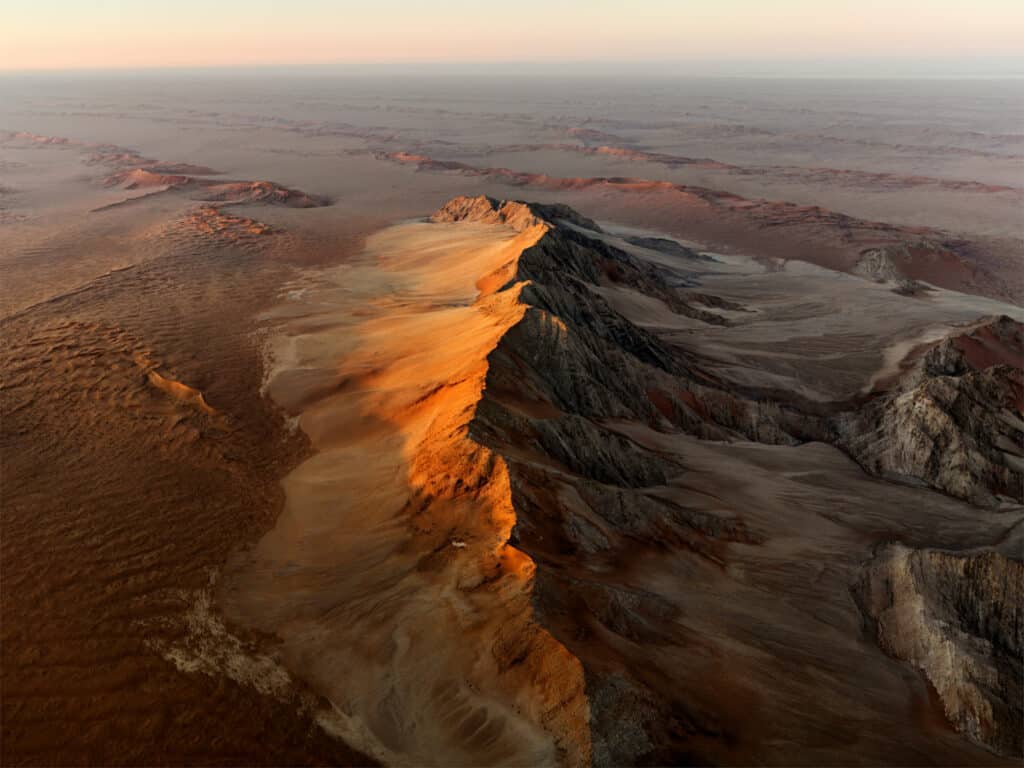 Dunes de sable #1, Sossusvlei, dans le désert du Namib, Namibie, 2018 © Edward Burtynsky, avec l'aimable autorisation de la galerie Howard Greenberg