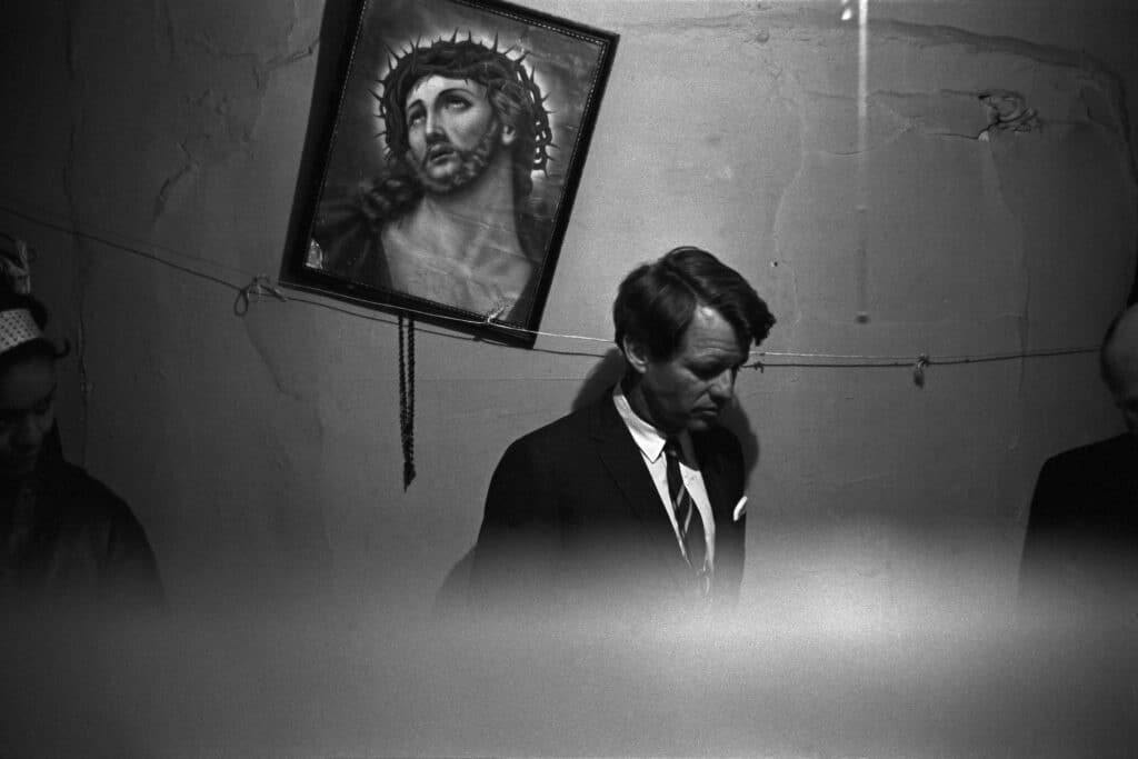 Le sénateur Robert F. Kennedy dans l'appartement de Suffolk Street ayant appartenu au sénateur Jacob Javitz, 8 mai 1967, 1967 © Fred W. McDarrah / MUUS Collection