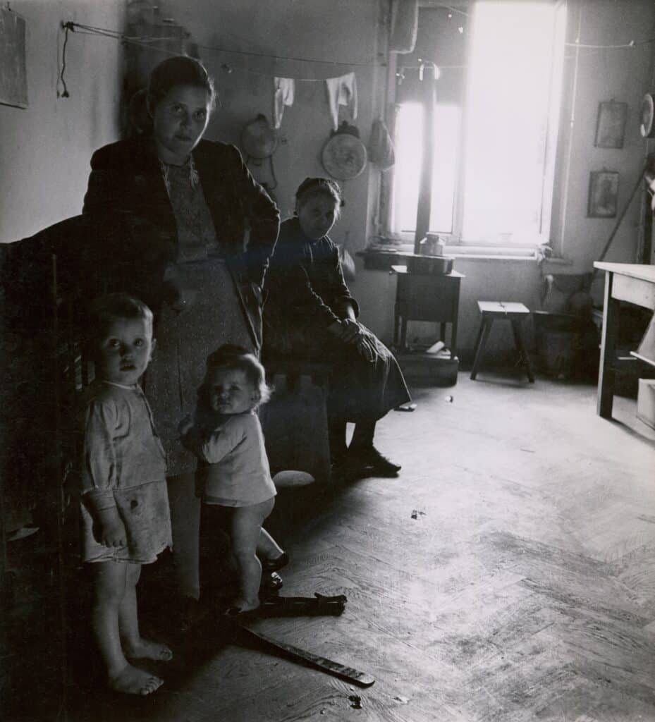 d'Ora, In the refugee camp "Hotel Europe" in Salzburg, 1948 Vienna, Photoinstitut Bonartes