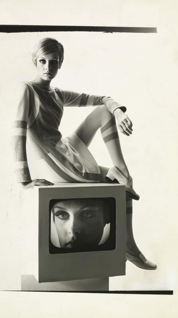 Twiggy wearing a mod minidress by Louis Féraud and leather shoes by François Villon, 1967, Vogue © Condé Nast / Bert Stern