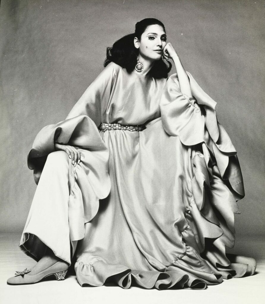 Benedetta Barzini, avec un poncho Valentino et des bijoux Coppola et Toppo, 1969, Vogue © Condé Nast / Gian Paolo Barbieri