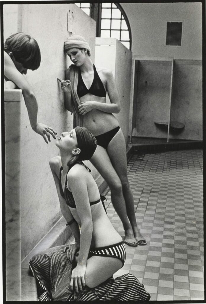 Trois mannequins, série « Bathhouse », à la piscine de East 23rd Street, New York, 1975, Vogue © Condé Nast / Deborah Turbeville