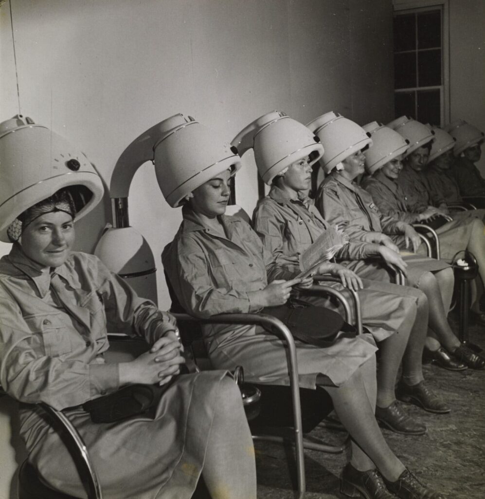 Agents du WAAC (Women's Army Auxiliary Corps) assises sous des sèche-cheveux, 1943, Vogue © Condé Nast / Toni Frissell