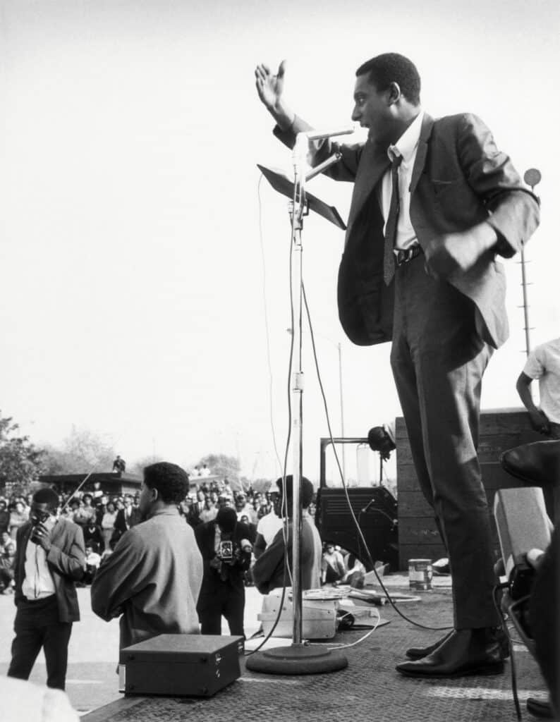 Stokely Carmichael au rassemblement de Watts, Will Rogers Park, Los Angeles, Californie, 26 novembre 1966 © The Gordon Parks Foundation