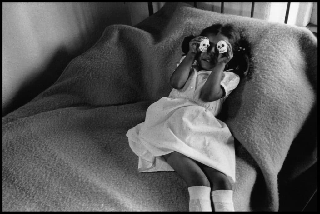 Mexico, Mexique, 1er novembre 1984. Une petite fille joue avec des crânes, qui font partie du rituel du Jour des Morts. Abbas © Fonds Abbas Photos/Magnum Photos