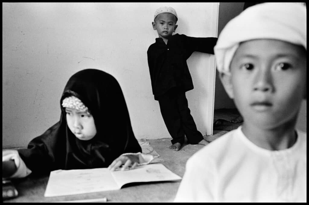 Région d’Ipoh, Malaisie, 1987. Ecoliers de la secte soufie al-Arqam. Abbas © Fonds Abbas Photos/Magnum Photos