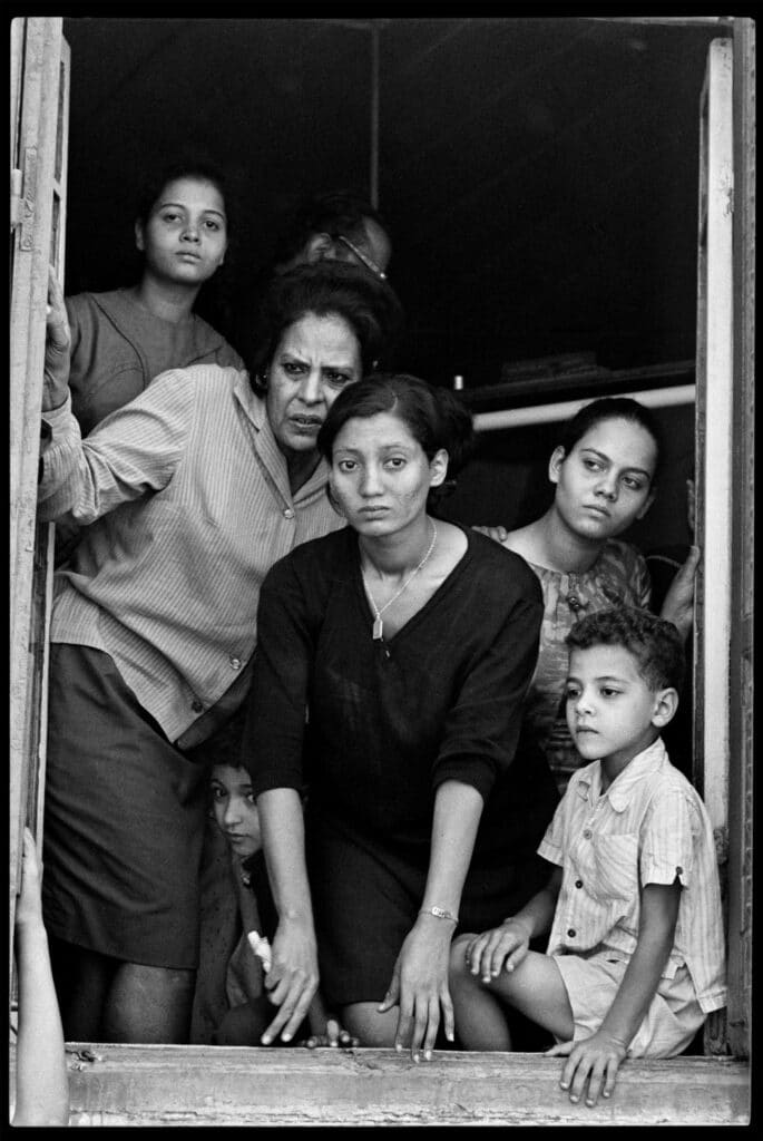 Le Caire, Egypte, 1er octobre 1970. Une famille pleure la mort du Président Gamal Abdel Nasser. Abbas © Fonds Abbas Photos/Magnum Photos
