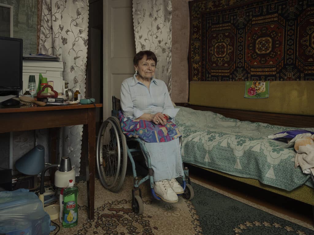 Olena Bondarenko dans la chambre où elle se trouve après que son appartement a été endommagé par des éclats d'obus, Bakhmut, Ukraine, le 7 septembre 2022 © Sasha Maslov I Institute
