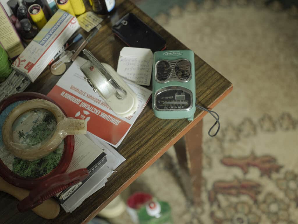 Olena Bondarenko dans la chambre où elle se trouve après que son appartement a été endommagé par des éclats d'obus, Bakhmut, Ukraine, le 7 septembre 2022 © Sasha Maslov I Institute