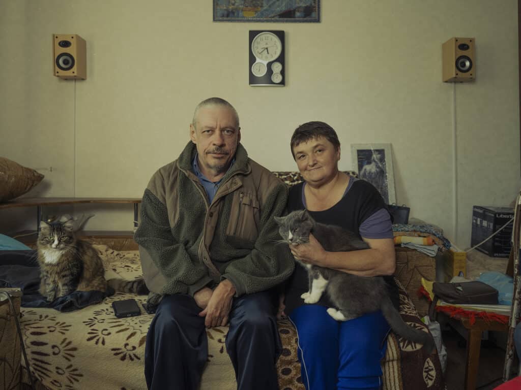 Alexei, 54 ans, et Lyudmila Demidova, 52 ans (avec le chat sur ses genoux) avec leurs chats dans leur appartement de Bakhmut, en Ukraine, le 7 septembre 2022 © Sasha Maslov I Institute