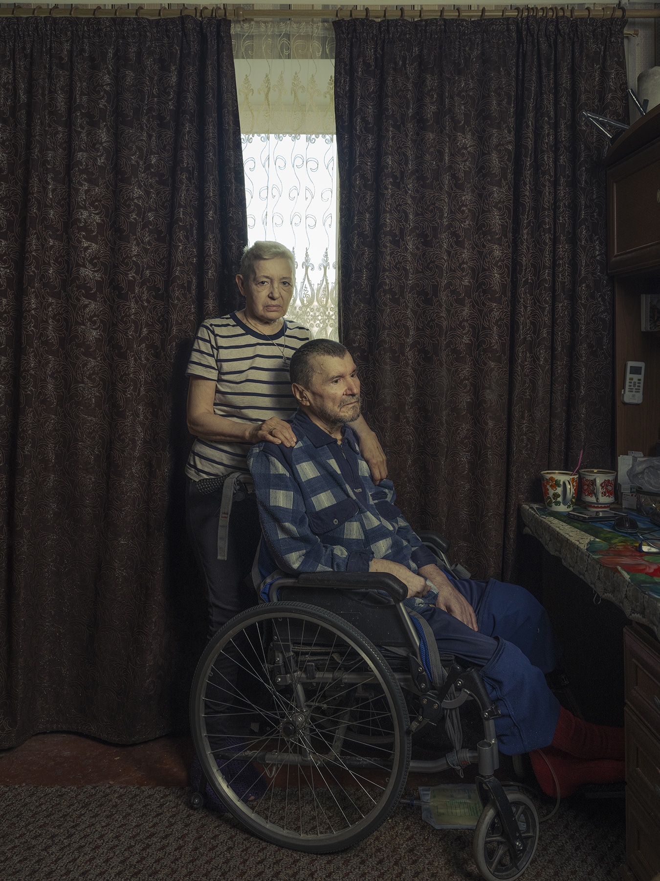 Volodymyr Skabelka, 70 ans (en fauteuil roulant), et Alla Zellena, 66 ans, dans leur appartement de Bakhmut, en Ukraine, le 7 septembre 2022 © Sasha Maslov I Institute