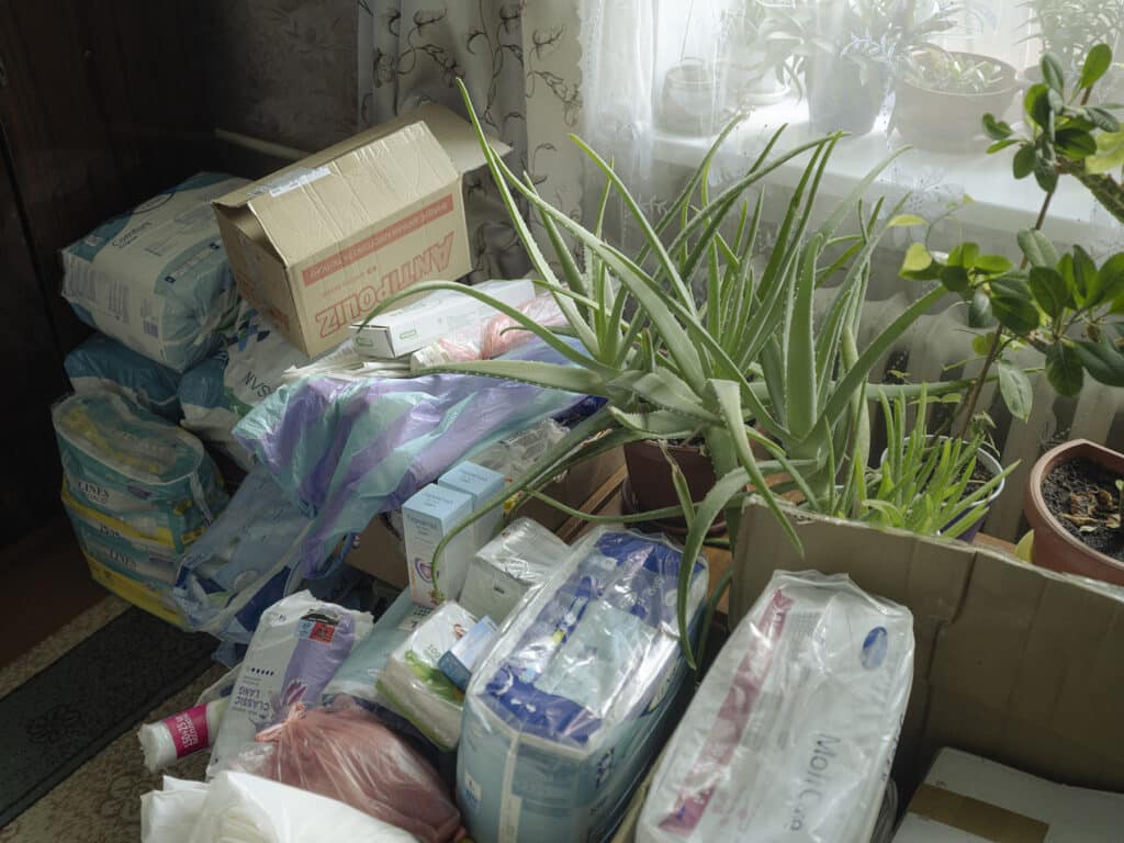 Diverses fournitures pour la communauté handicapée de Bakhmut dans la chambre d'Olena Bondarenko, Bakhmut, Ukraine, le 7 septembre 2022 © Sasha Maslov I Institute