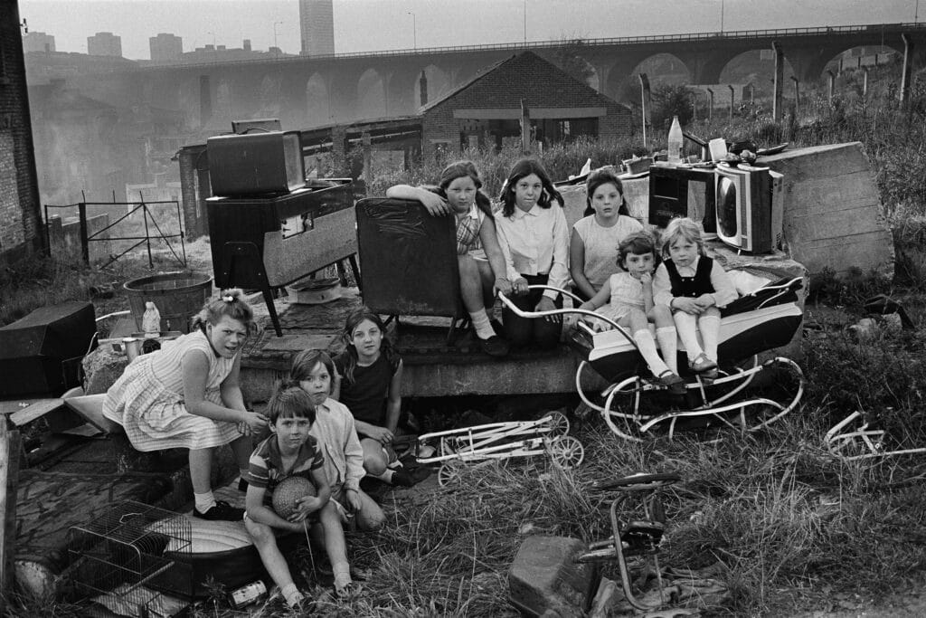 Enfants avec des déchets ramassés près du pont de Byker, 1971. © Sirkka-Lissa Konttinen