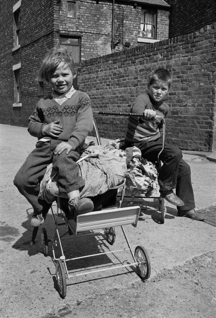 Deux garçons assis sur des landaus avec des chiffons, Byker, 1974