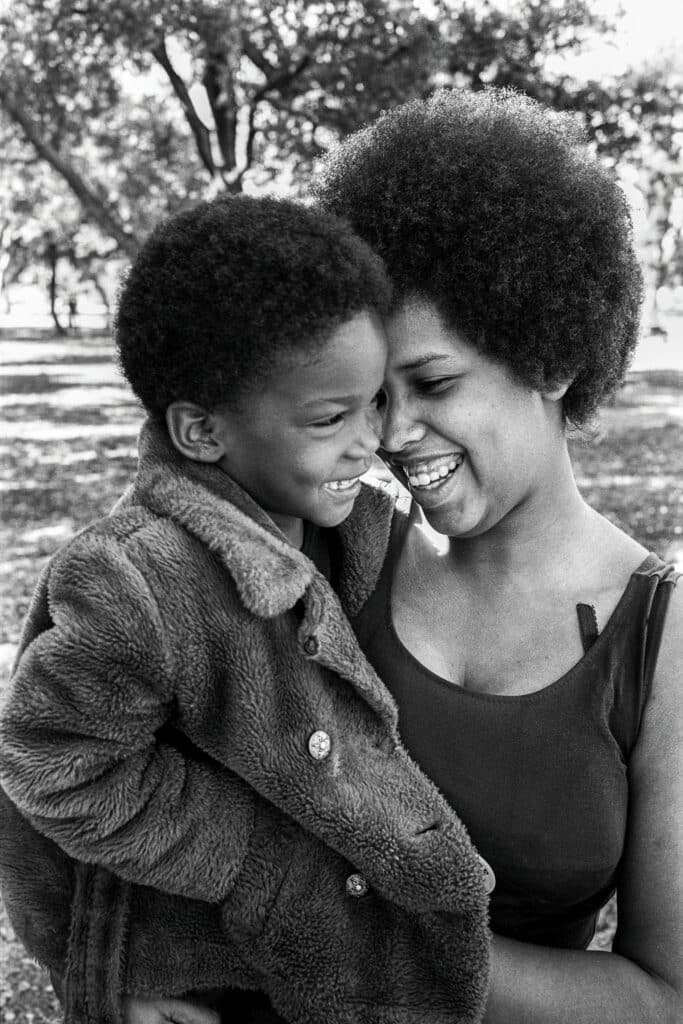 1971 - Oakland, California, USA: Black Panther Lauryn Williams with her niece Mary Williams. © Stephen Shames