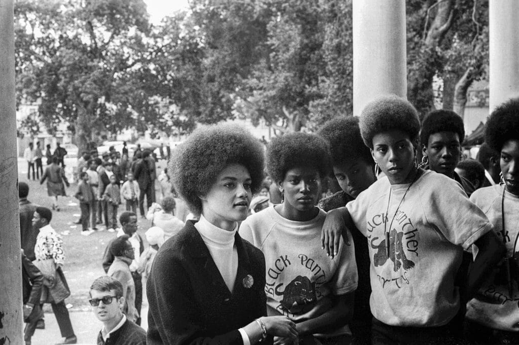 28 juillet 1968 - Oakland, Californie, Etats-Unis : Kathleen Cleaver, secrétaire à la communication et première femme membre du Comité central décisionnel du Parti, discute avec des Black Panthers de Los Angeles venus assister au rassemblement Free Huey dans le parc DeFremery (baptisé par les Panthers Bobby Hutton Park) à West Oakland. © Stephen Shames