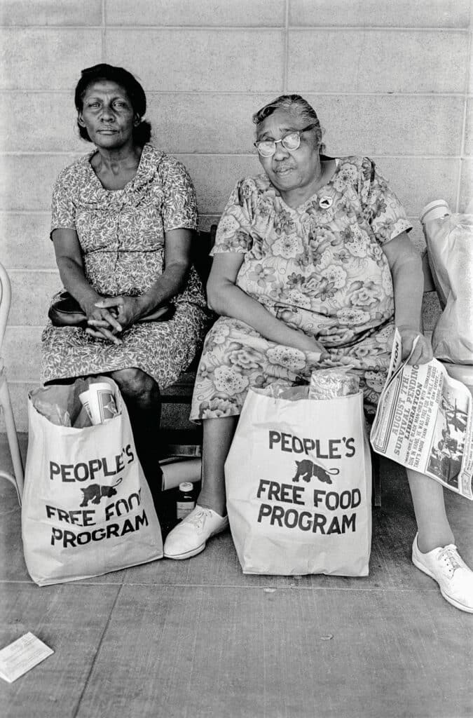 1972 - Palo Alto, Californie, Etats-Unis : deux femmes avec des sacs de nourriture au People's Free Food Program, l'un des programmes des Black Panthers. © Stephen Shames