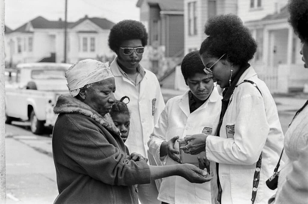 1973 - Oakland, Californie, États-Unis : la Black Panther Adrienne Humphrey fait passer un test de dépistage de l'anémie falciforme à une femme pendant la campagne de Bobby Seale pour la mairie d'Oakland. © Stephen Shames