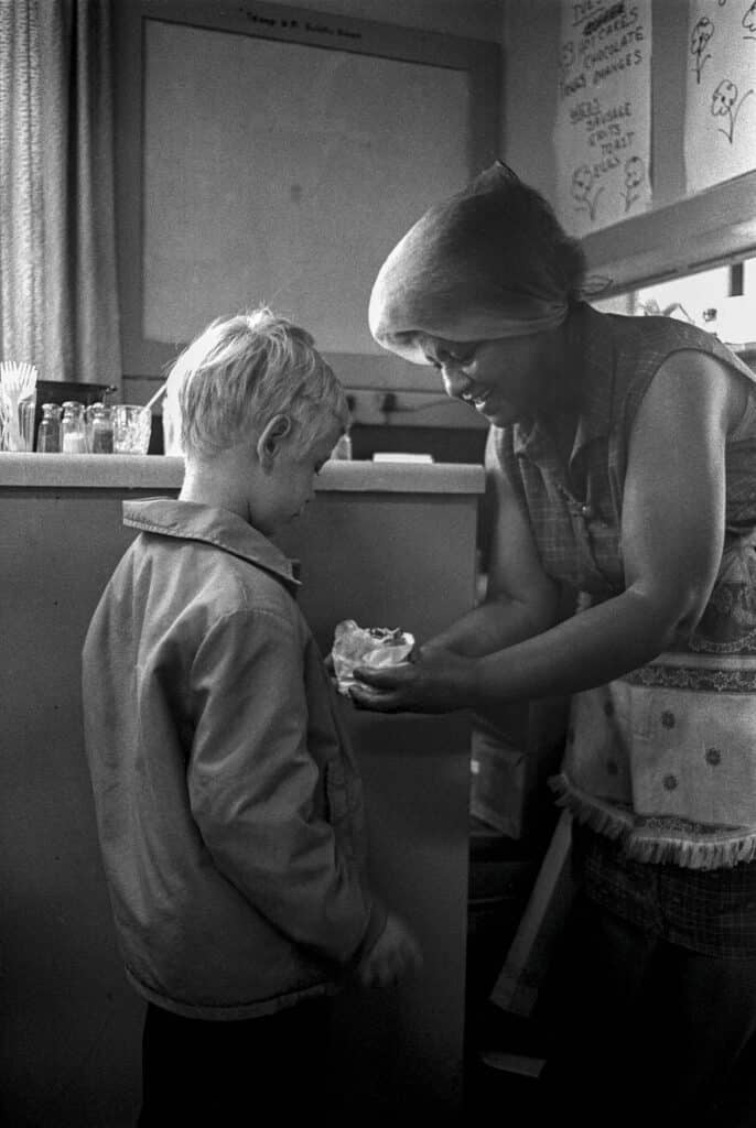 1969 - Oakland, Californie, États-Unis : Programme de petits déjeuners gratuits à l'église St. Augustine. © Stephen Shames