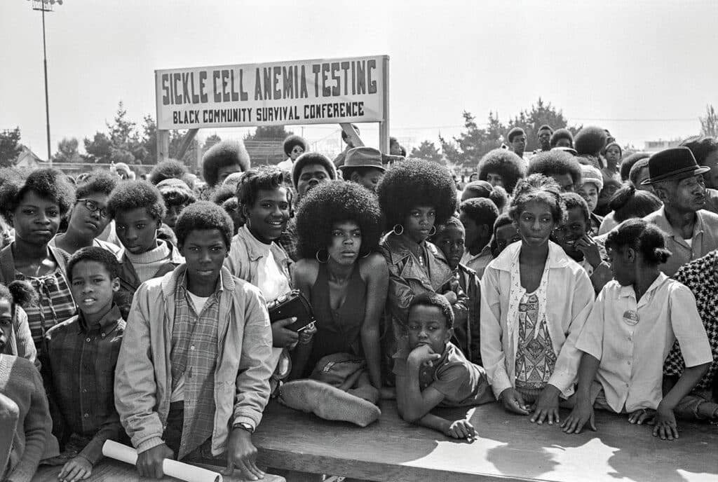 31 mars 1972 - Oakland, Californie, États-Unis : dépistage de l'anémie falciforme lors de la Conférence sur la survie de la communauté. © Stephen Shames