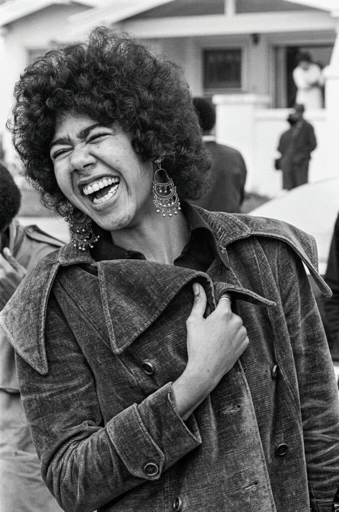 31 mars 1972 - Oakland, Californie, États-Unis : Ericka Huggins, membre des Black Panthers et co-auteur du livre, rit avec ses camarades après la Conférence de survie de la communauté noire. Elle a servi dans les bureaux du parti à Los Angeles, New Haven et Oakland. © Stephen Shames