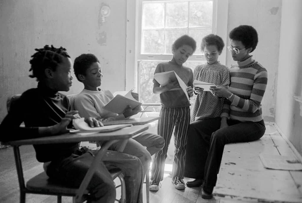 1972 - Oakland, Californie, États-Unis : des enfants des Black Panthers dans une salle de classe avec leur professeur, Evon Carter, veuve de l'alpiniste Bunchy Carter, à l'Intercommunal Youth Institute, l'école des Black Panthers. © Stephen Shames