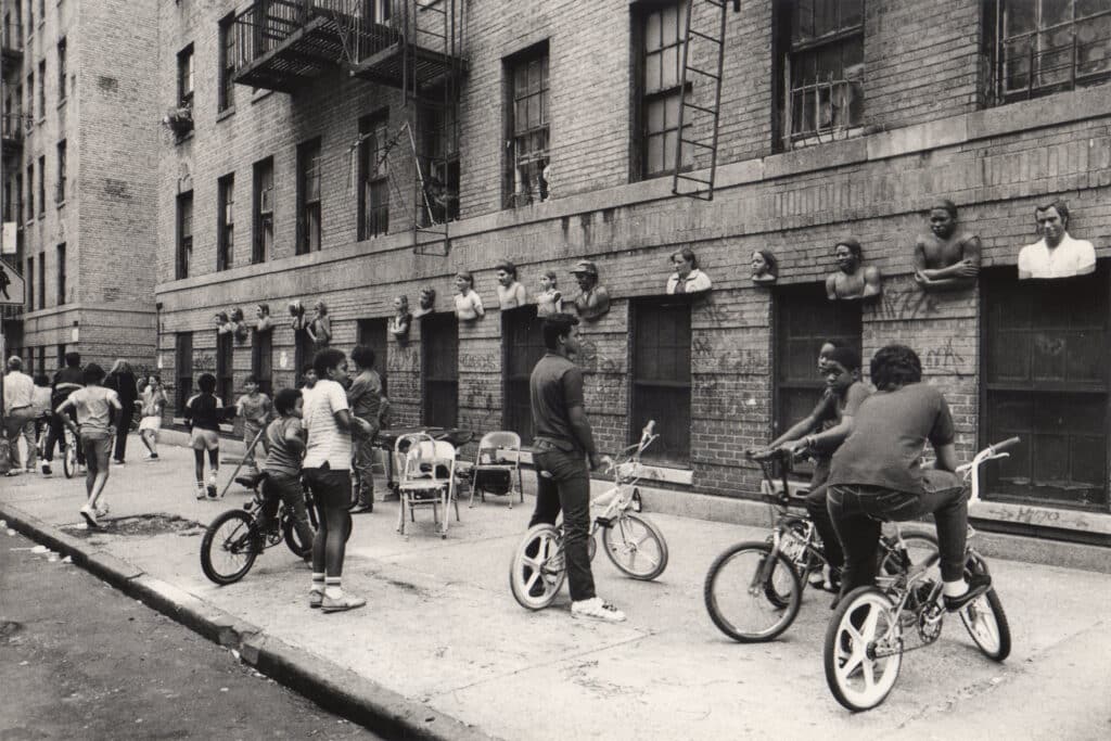 Line of casts by John Ahearn and Rigoberto Torres on Walton Avenue. © Ivan Dalla Tana.