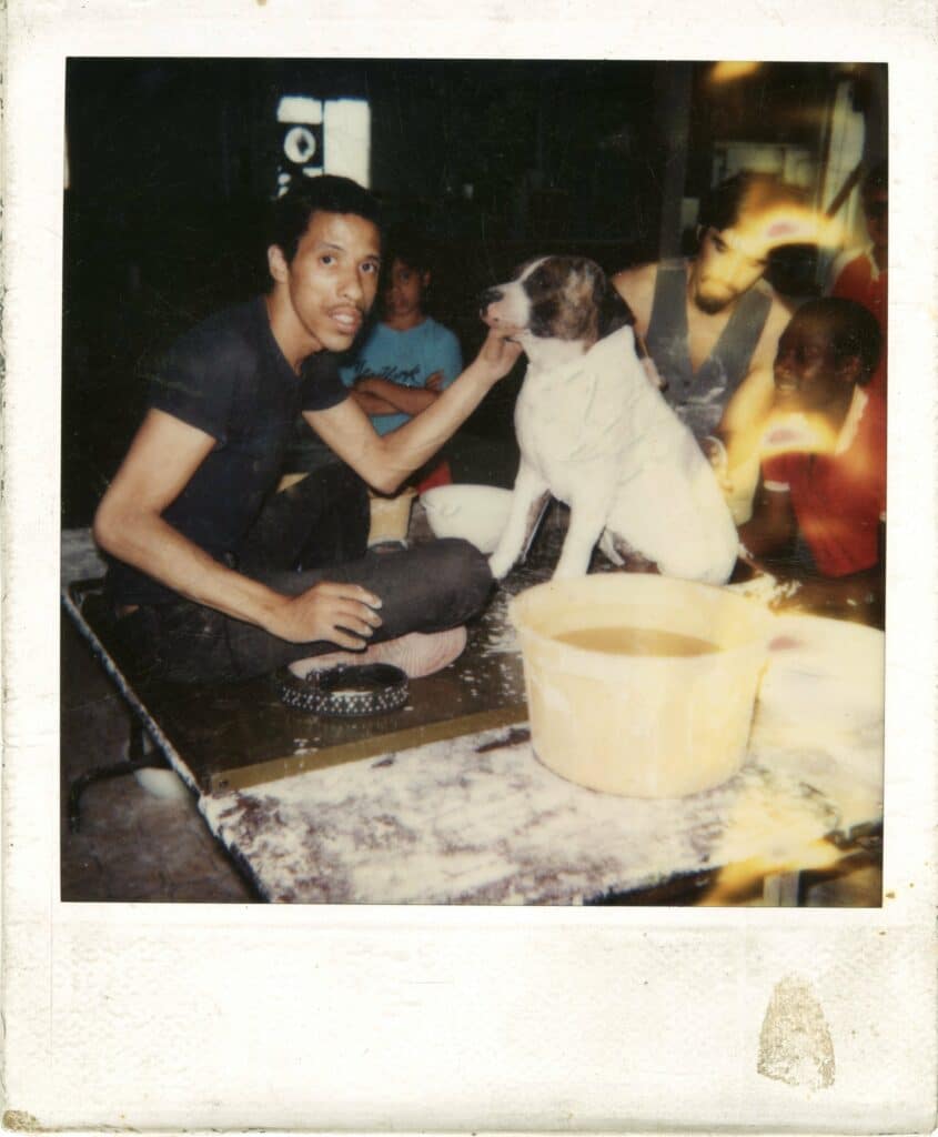 Raymond Garcia aidant au moulage de son chien, Toby, 1986. Polaroïd de John Ahearn.