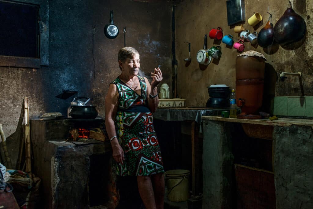 Sitio Recanto chez Miguel et Mariana - Ils se sont mariés à 16 ans - Mariana cultive un potager, un verger et coupe du bois tandis que Miguel est bucheron et employé agricole en interim et répond aux besoin des propriétaires alentours - Il joue de l'accordéon et improvise quelques melodies dans sa cuisine - Mariana s'accrod eune pause en attendant que le diner réchauffe - 11 Avril 2017 - Juiz de Fora - Brésil