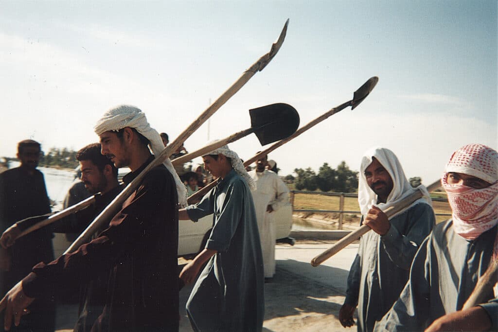 Fossoyeurs se rendant au lieu de sépulture, Falluja © Jassim Mohommad