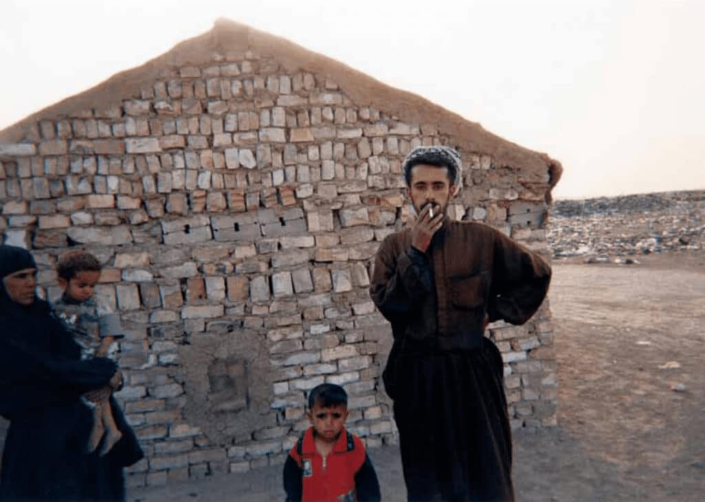 "Sadiq Mahdy (fumant) a déménagé à Bagdad pour rejoindre des membres de sa famille après la première guerre d'Irak. Il est actuellement sans emploi et se trouve ici avec sa famille. Sa fille a été baptisée Americas le jour où les troupes américaines sont entrées dans Bagdad". © Jassim Mohommad