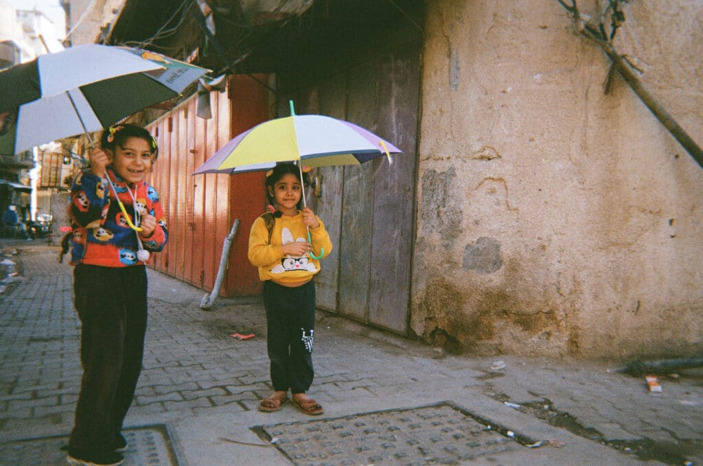 Ruqaya Ali Mahdi, 5 ans, et son amie Ruqaya Aqil Farid, 8 ans, dans l'une des vieilles rues étroites de Bagdad, sont sorties dans la rue avec leurs mères et ont joué avec les nouveaux parapluies. Elles étaient heureuses avec les nouveaux parapluies, mais il n'a pas plu ce jour-là. Walid Majeed, le grand-père Ali Mahdi de Ruqayyah (pour sa mère). Tariq Raheem, Bagdad