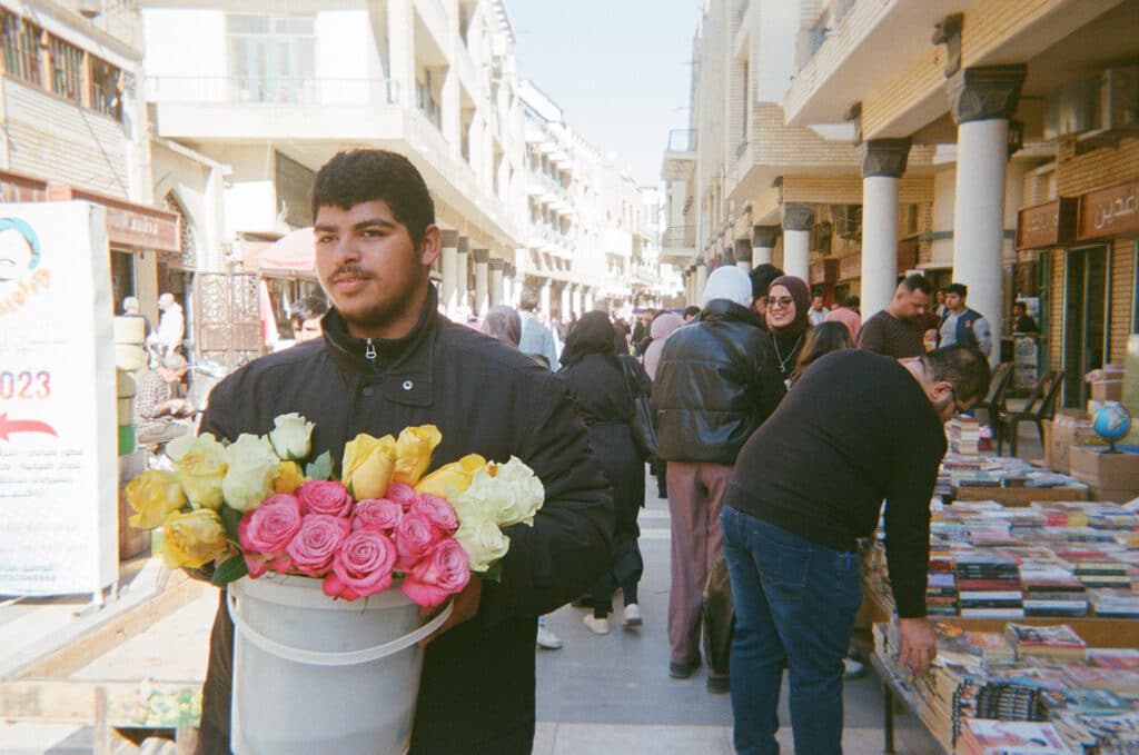 Ce beau jeune homme m'a croisée et le nectar des roses émanait de ses mains dans une belle variété de couleurs. Je lui ai demandé une rose blanche pour commencer ma journée de bonne humeur et je l'emporte avec moi dans mes pérégrinations. Salam Karim, Bagdad