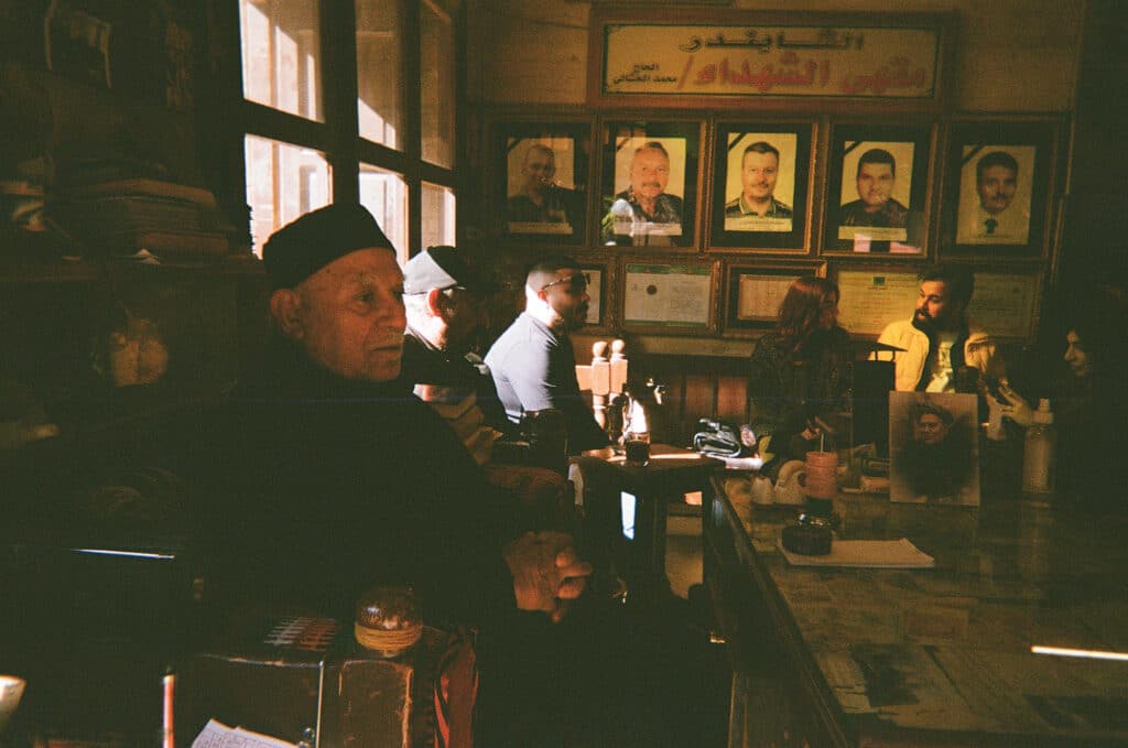 Mohammed Al-Khashali, propriétaire du plus ancien café de Bagdad connu sous le nom de café (Shabandar) Une explosion terroriste s'est produite en 2007 dans la rue Al-Mutanabbi, tuant cinq de ses enfants Sur une photo des murs du café, une plaque a été accrochée au mur portant la mention Al-Shabandar Cafe / Martyrs Café. Salam Karim, Bagdad