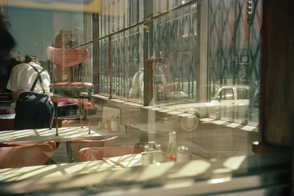 Fenêtre de restaurant, 1989. Tiré de la série Loisaida Street Work-1984 to 1990. Photographies du Lower East Side de New York.
