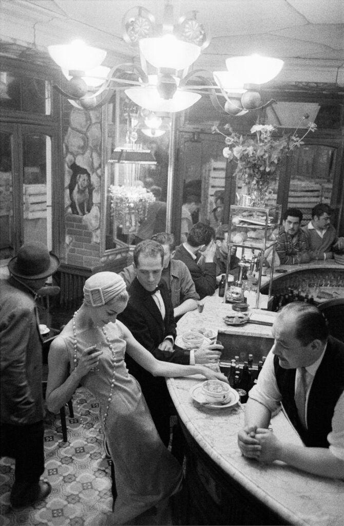 Tan Arnold au Chien qui fume, Paris, pour Jardin des Modes, 1957