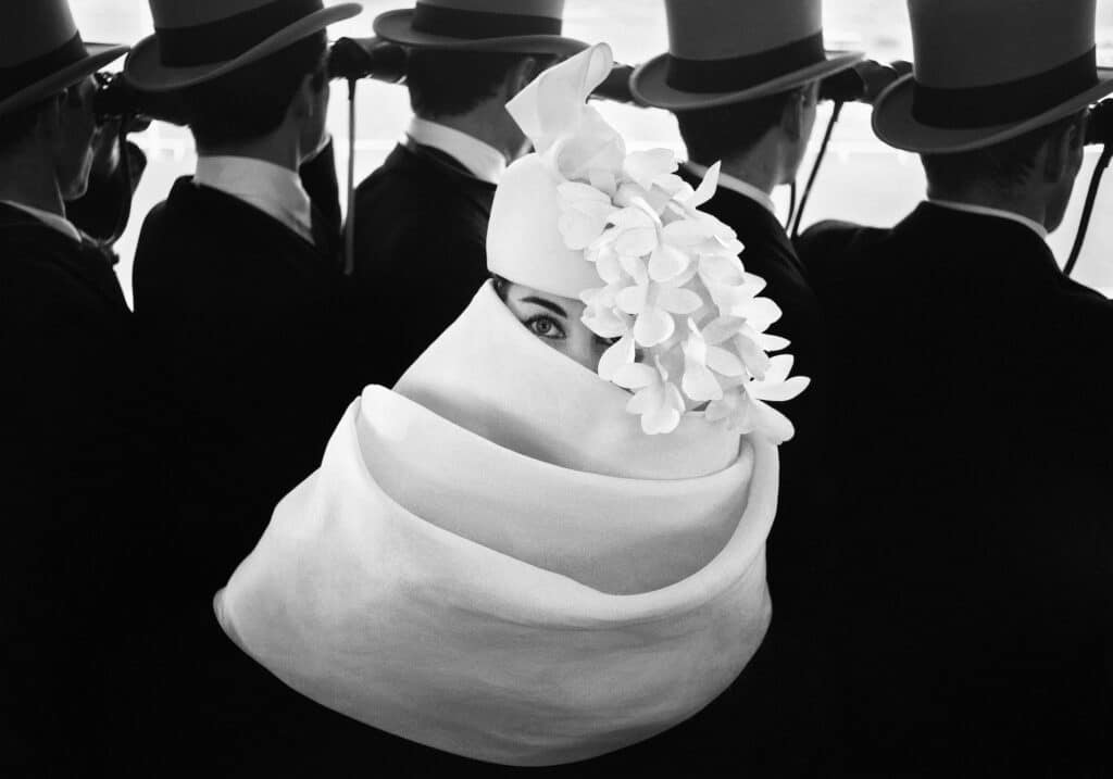 Chapeau Givenchy, Paris, pour Jardin des Modes, 1958. © Frank Horvat
