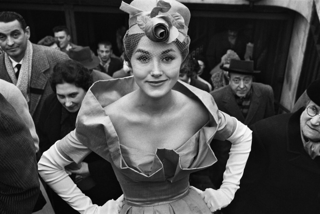 Monique Dutto leaving the metro, Paris, for Jours de France, 1959. © Frank Horvat