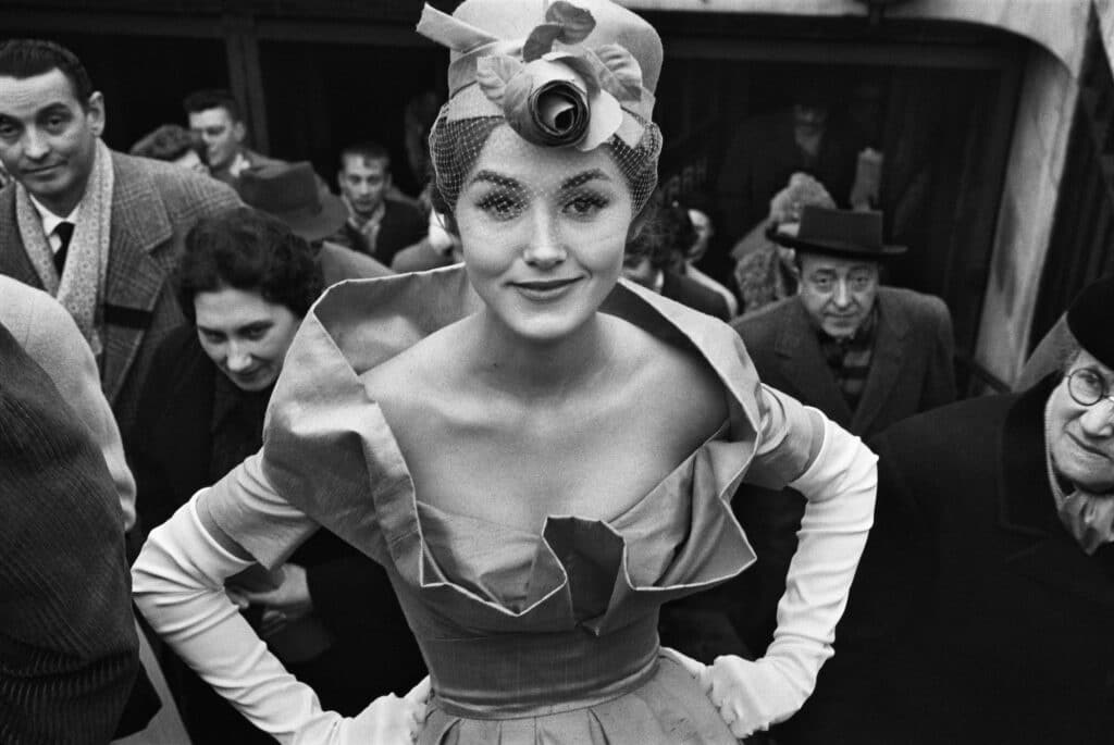 Monique Dutto à la sortie du métro, Paris, pour Jours de France, 1959