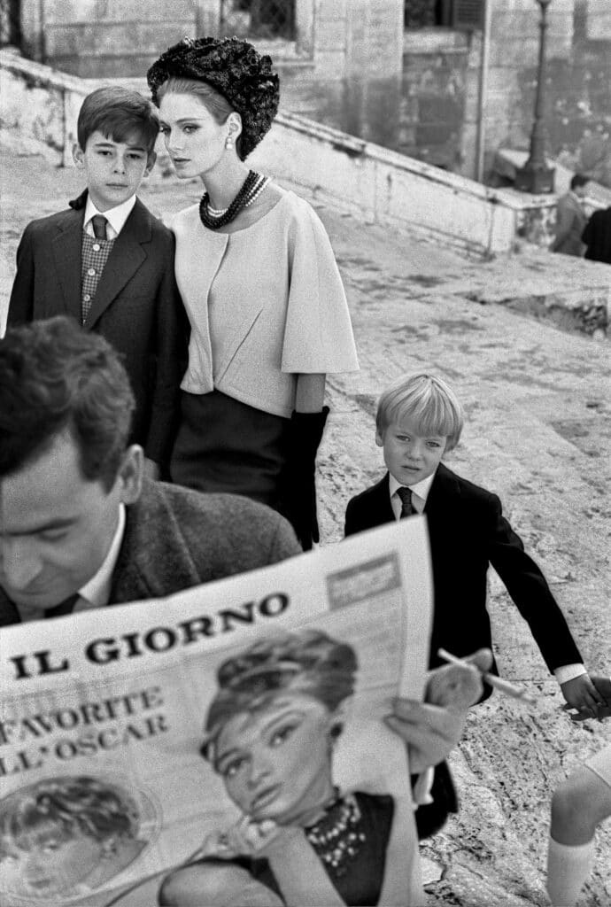 Deborah Dixon sur les marches de la Piazza di Spagna, haute couture italienne, Rome, Italie, pour Harper's Bazaar, 1962