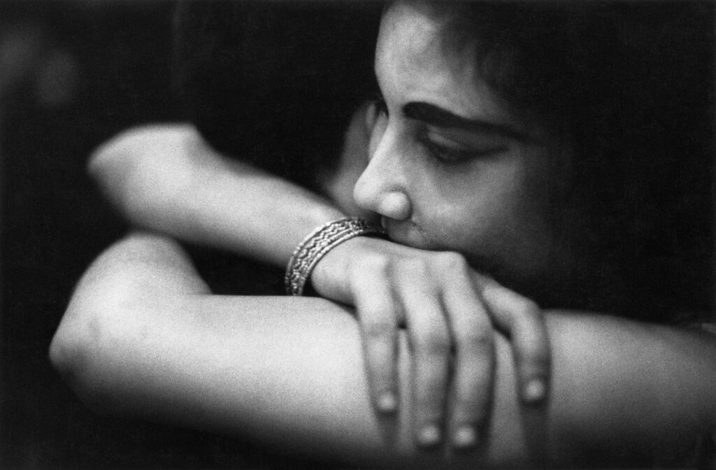 Nuit de Noël, hôtesse dans un bar de marins, Calcutta, Inde, 1962 © Frank Horvat