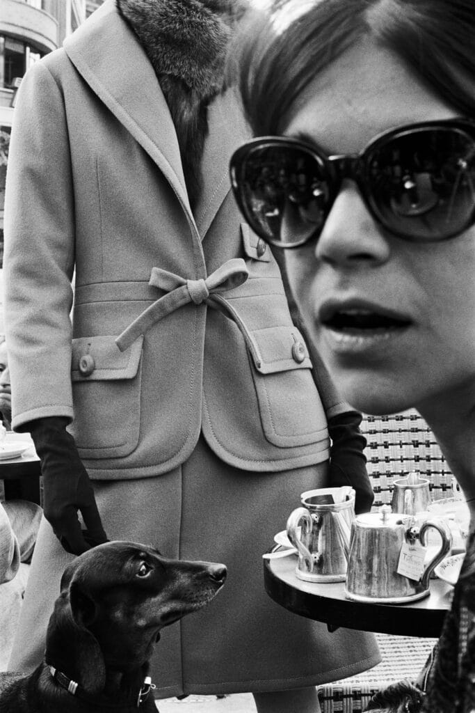 Carol Lobravico au café de Flore, Paris, haute couture française, pour Harper’s Bazaar, 1962. © Frank Horvat
